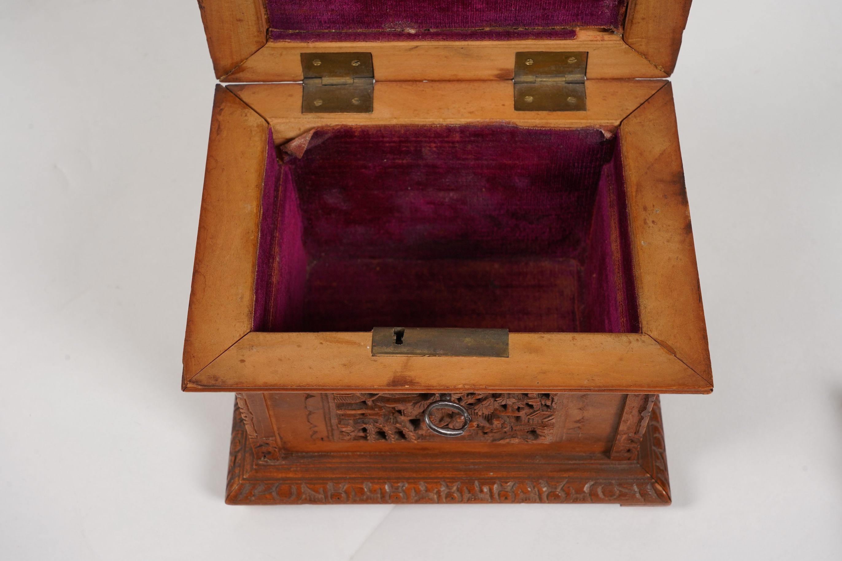 A Chinese sandalwood casket, 19th century